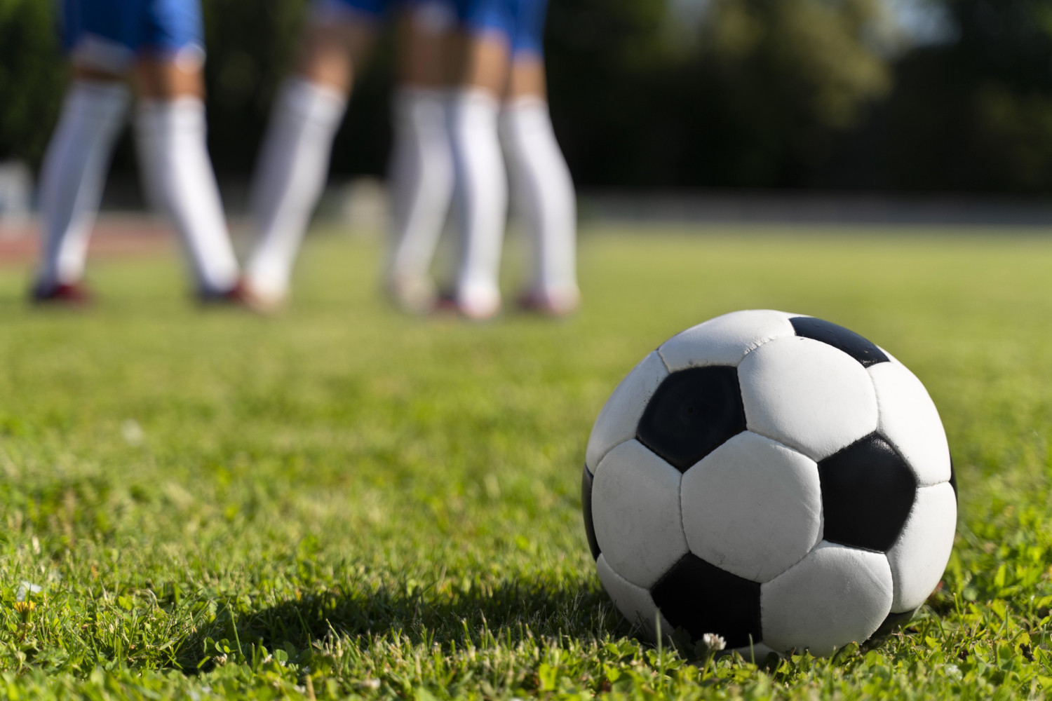 women-playing-football-team